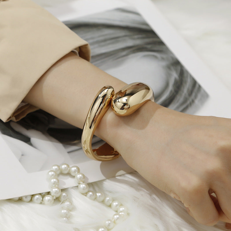 New Minimalist Zinc Alloy Bangle – Polished Surface, Modern Luxury Bracelet